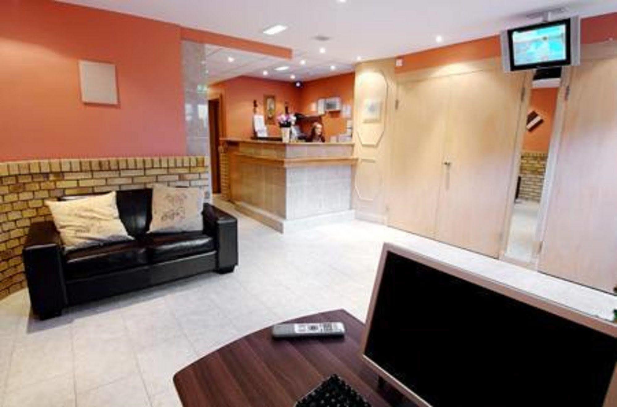 Rosemount Heathrow 2*